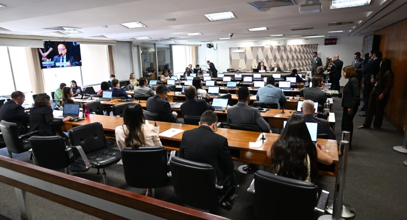 Omar Aziz (PSD-AM) afirmou que a expectativa é aprovar a PEC na comissão e encaminhá-la imediatamente ao Plenário ainda hoje (Agência Senado/Reprodução)