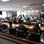 Tentativa de ultrapassagem termina com caminhão e ônibus tombados