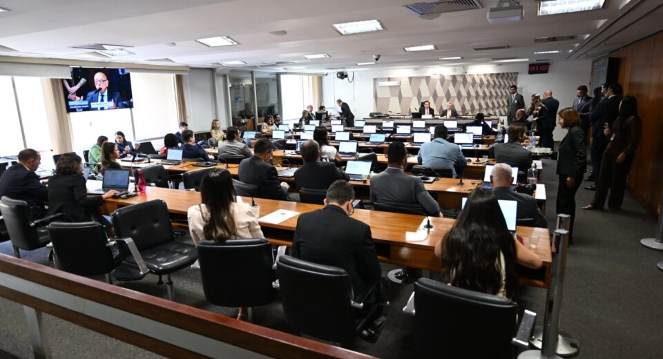 Omar Aziz (PSD-AM) afirmou que a expectativa é aprovar a PEC na comissão e encaminhá-la imediatamente ao Plenário ainda hoje (Agência Senado/Reprodução)