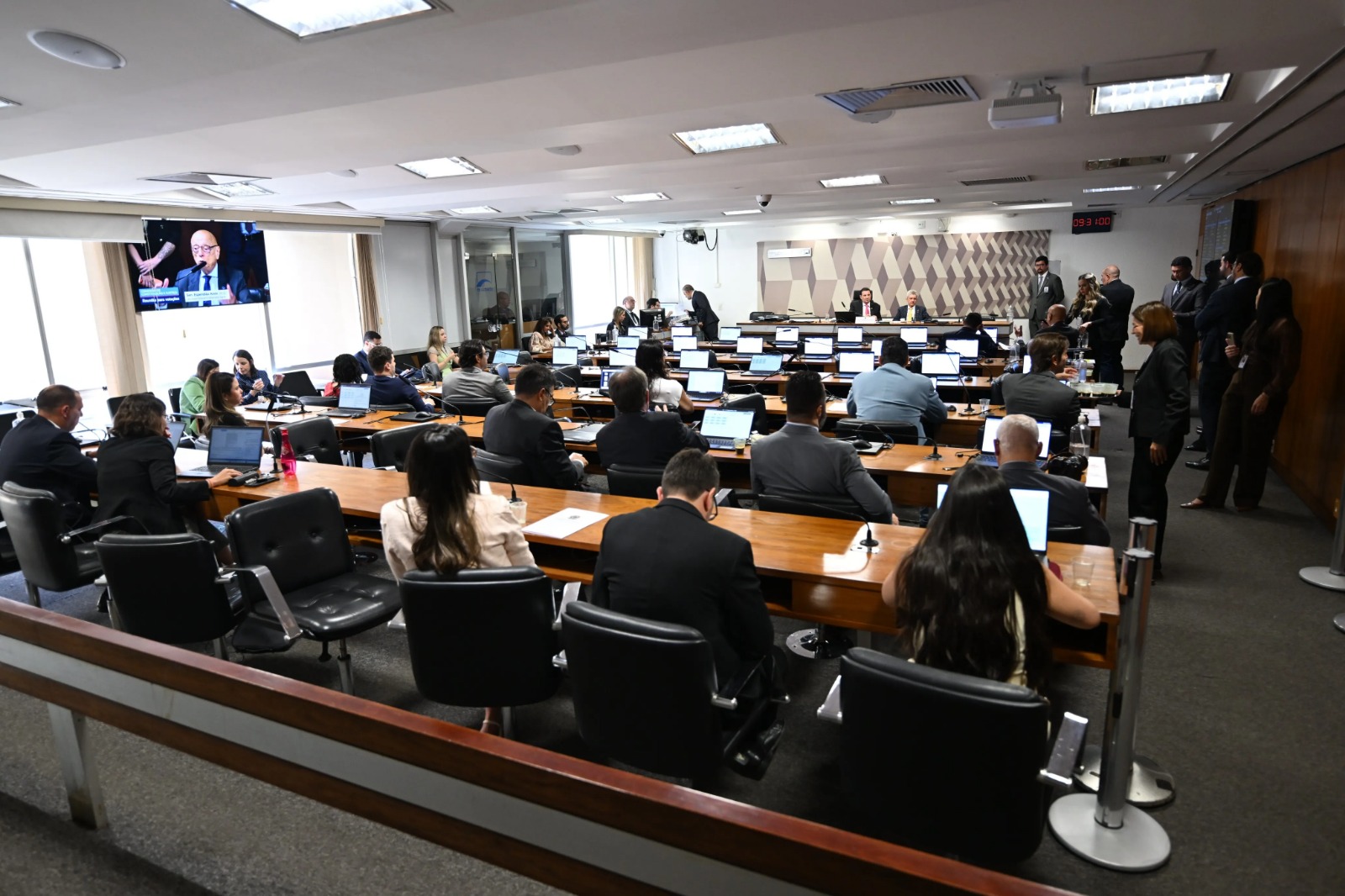 Omar Aziz (PSD-AM) afirmou que a expectativa é aprovar a PEC na comissão e encaminhá-la imediatamente ao Plenário ainda hoje (Agência Senado/Reprodução)