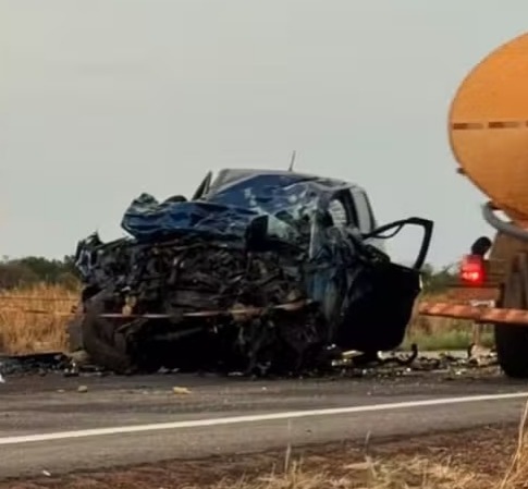 Homem morre após batida entre caminhonete e caminhão na TO-373