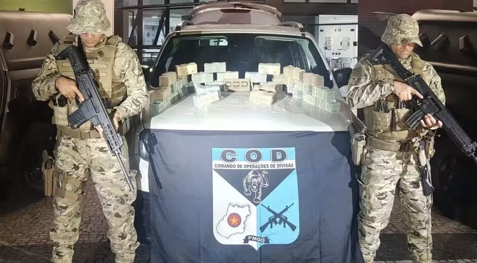 Policiais militares do COD encontraram R$ 1 milhão no porta-malas de carro, em Goiás — Foto: Divulgação/Polícia Militar