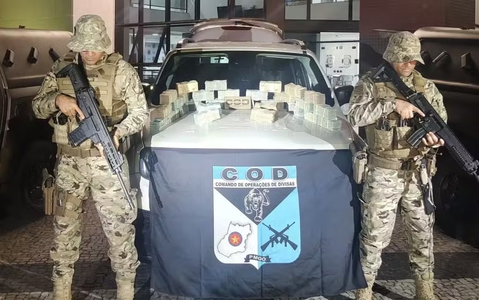 Policiais militares do COD encontraram R$ 1 milhão no porta-malas de carro, em Goiás — Foto: Divulgação/Polícia Militar