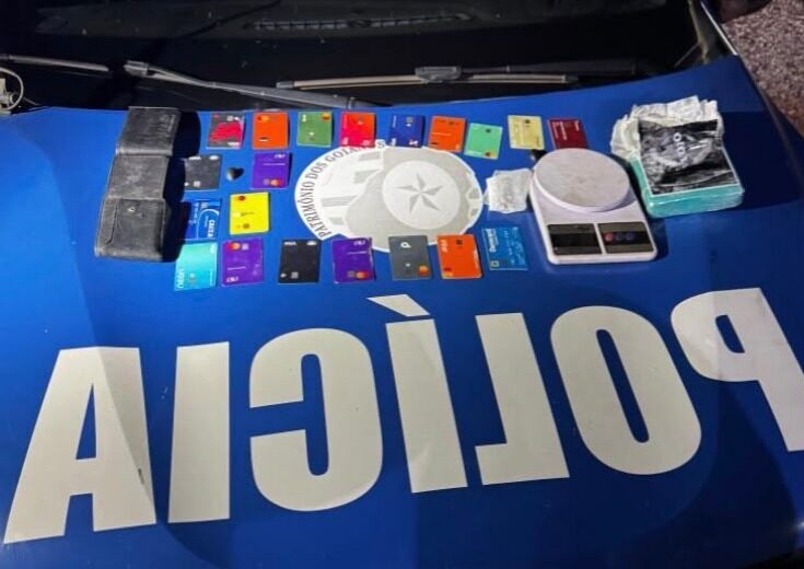 Homem foi preso com 525 gramas da droga, além de balança de precisão, celular e 20 cartões bancários. Foto: Polícia Militar