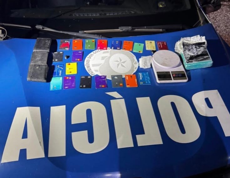 Homem foi preso com 525 gramas da droga, além de balança de precisão, celular e 20 cartões bancários. Foto: Polícia Militar