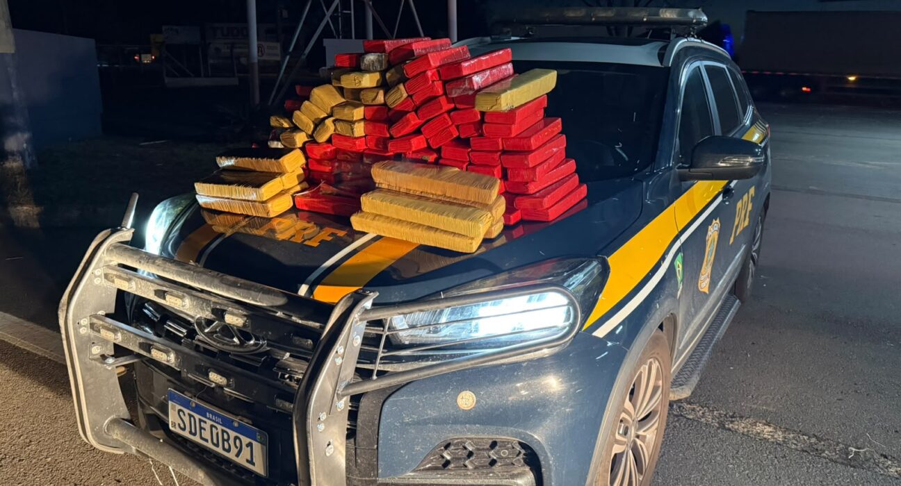 PRF encontra 80 kg de maconha escondidos em carro de caminhão-cegonha na BR-153. Foto: PRF-GO