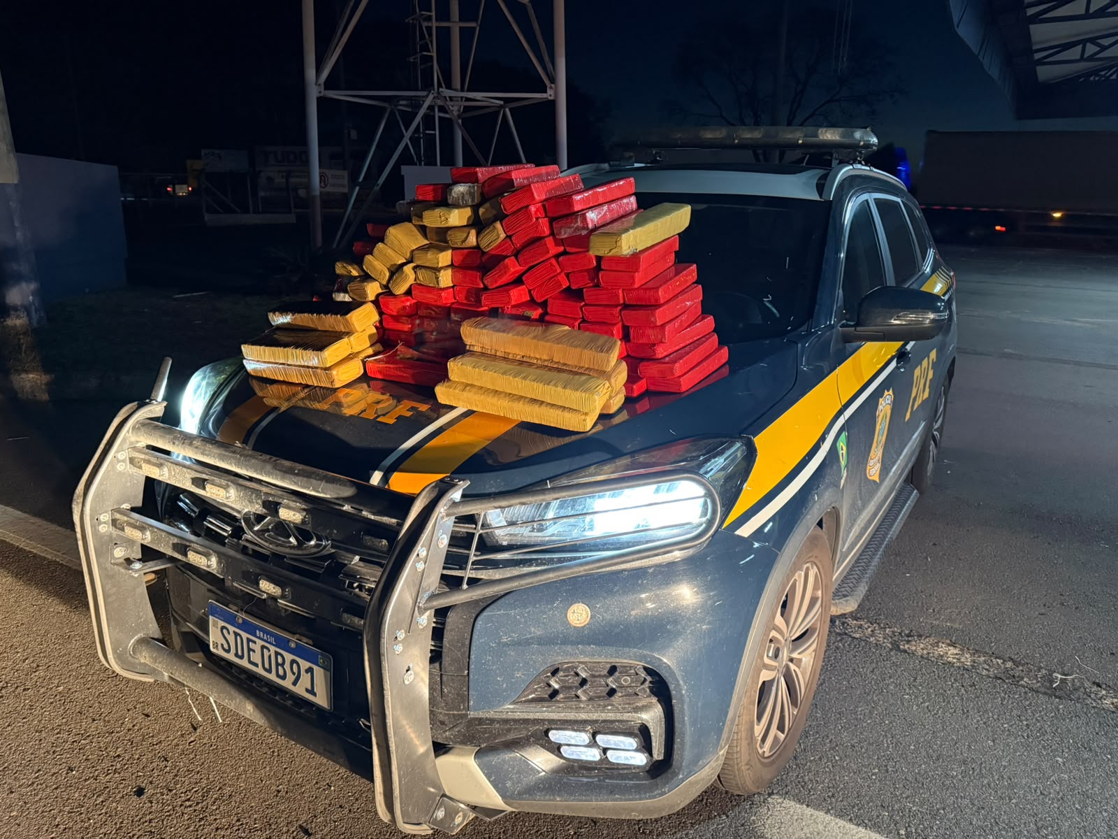 PRF encontra 80 kg de maconha escondidos em carro de caminhão-cegonha na BR-153. Foto: PRF-GO