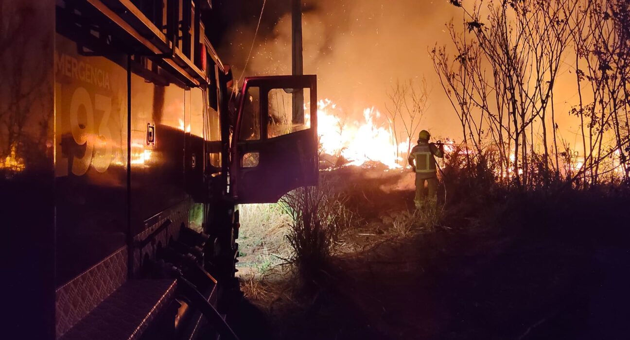 Fogo começa em terreno e destrói parte de barraco abandonado em Uruaçu