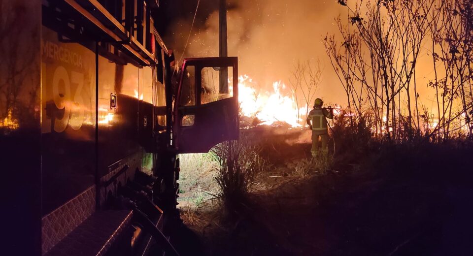 Fogo começa em terreno e destrói parte de barraco abandonado em Uruaçu