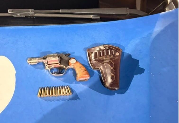 Homem é preso após ameaçar ex-companheira de morte e PM apreender revólver. Foto: Polícia Militar