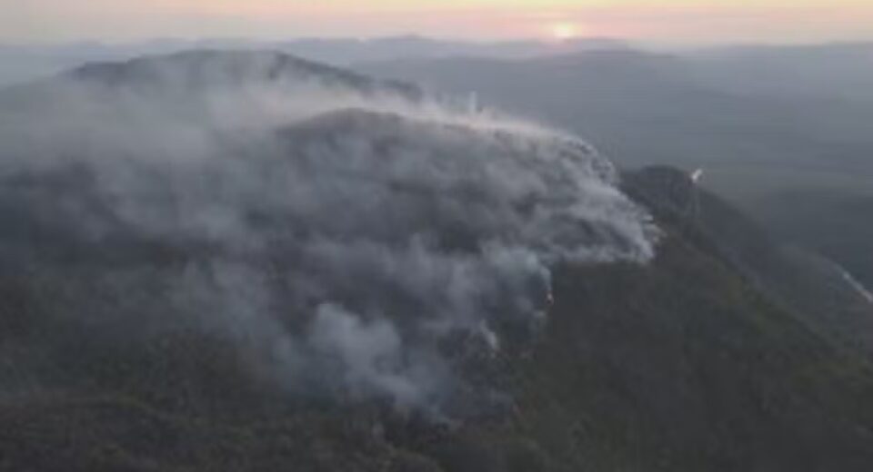 Fogo atinge o Parque Nacional da Chapada dos Veadeiros — Foto: Reprodução/ TV Anhanguera
