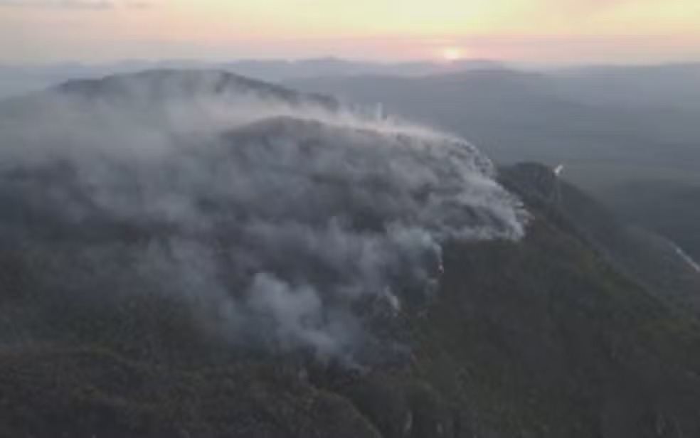 Fogo atinge o Parque Nacional da Chapada dos Veadeiros — Foto: Reprodução/ TV Anhanguera