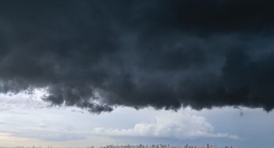 Nuvem negra avança e cobre o céu de Goiânia, anunciando chuva — Foto: Wildes Barbosa/O Popular