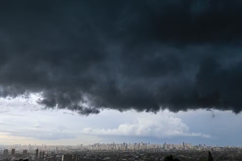 Nuvem negra avança e cobre o céu de Goiânia, anunciando chuva — Foto: Wildes Barbosa/O Popular