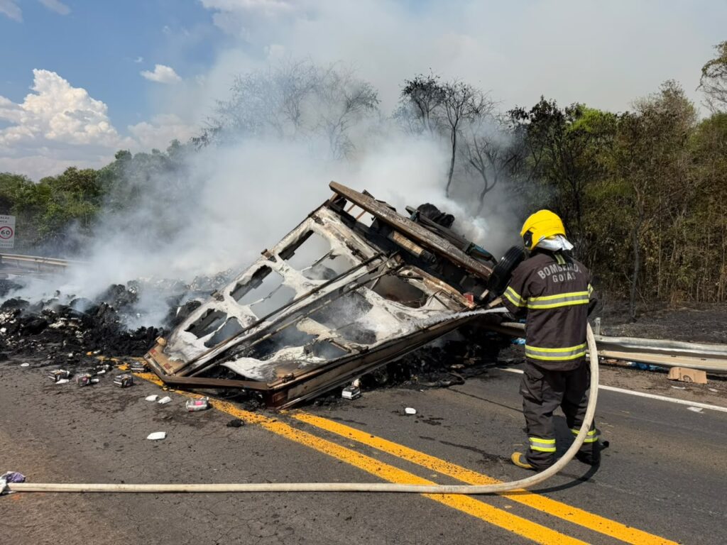 Motorista morre após veículo bater contra guard-rail e pegar fogo na BR-153