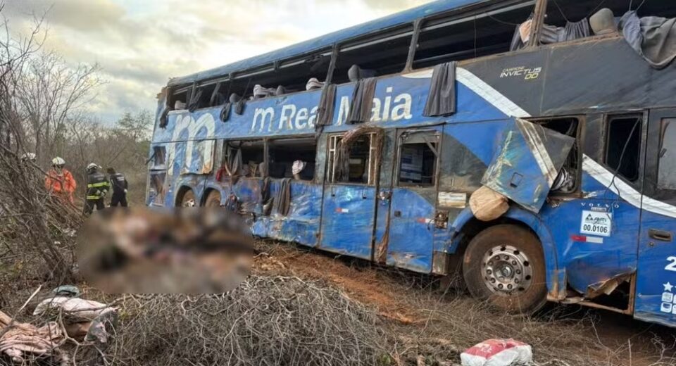 Ônibus tombou na BR-122, em Iraquara, na Bahia. — Foto: Redes Sociais