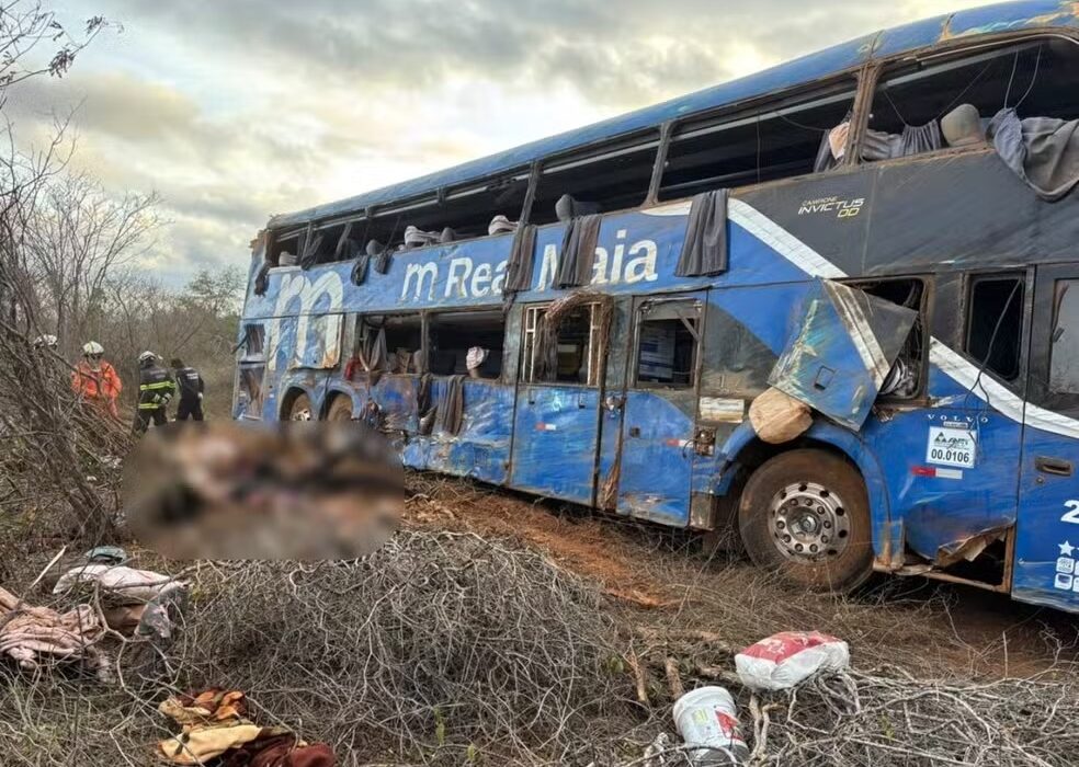 Ônibus tombou na BR-122, em Iraquara, na Bahia. — Foto: Redes Sociais