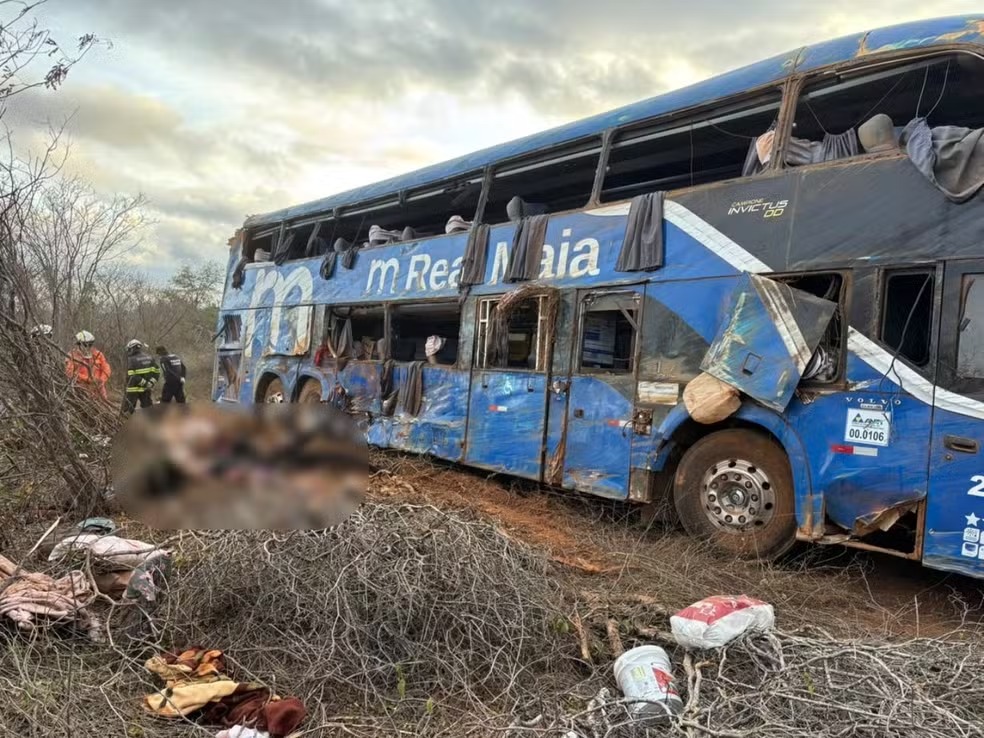 Ônibus tombou na BR-122, em Iraquara, na Bahia. — Foto: Redes Sociais