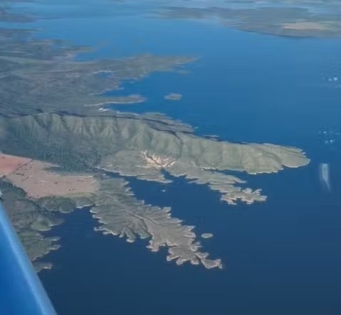 Avião sobrevoa a região do Lago Serra da Mesa, em Goiás — Foto: Reprodução/Instagram de Daniel Santos