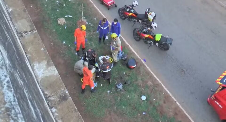 Motociclista é arremessado de viaduto, em Goiânia, após se envolver em acidente com carro e outra moto — Foto: Reprodução/TV Anhanguera