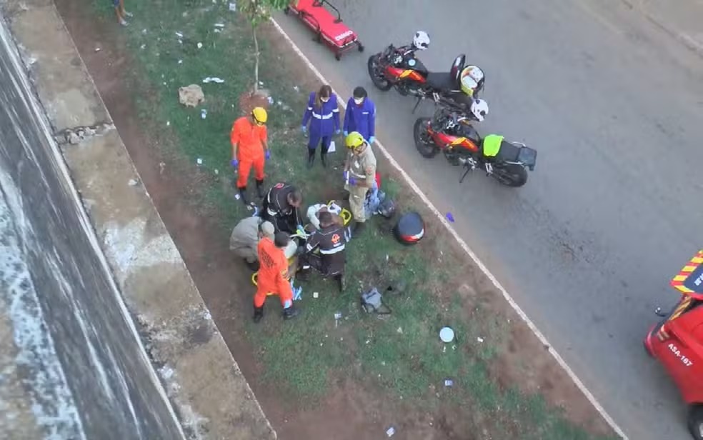 Motociclista é arremessado de viaduto, em Goiânia, após se envolver em acidente com carro e outra moto — Foto: Reprodução/TV Anhanguera