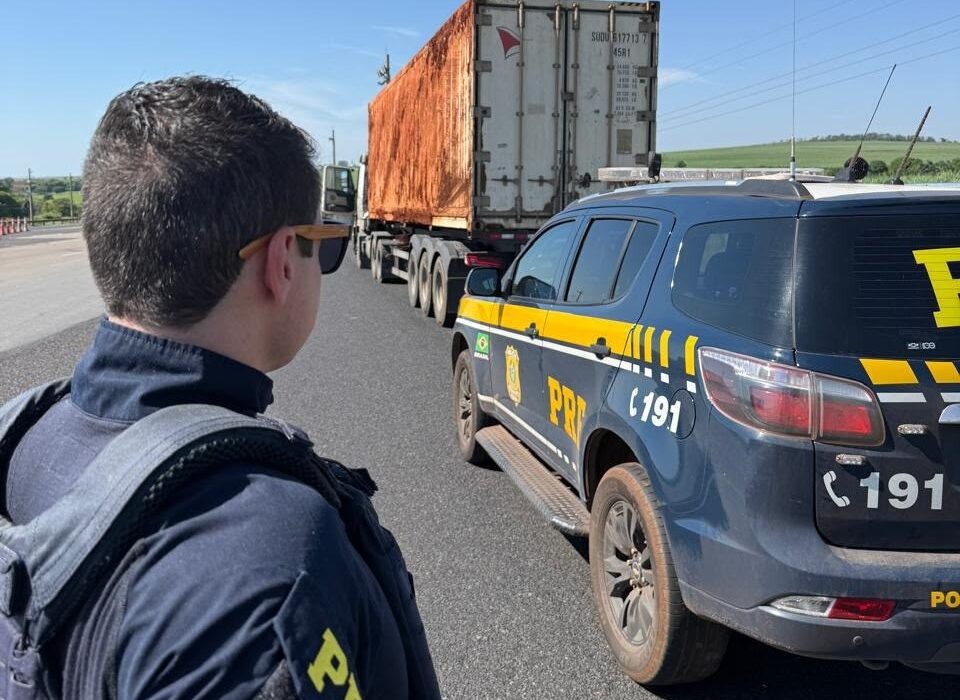 PRF recupera caminhão com carga de carne roubado na BR-153 e prende homem em Goiás