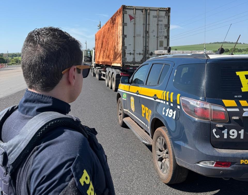 PRF recupera caminhão com carga de carne roubado na BR-153 e prende homem em Goiás