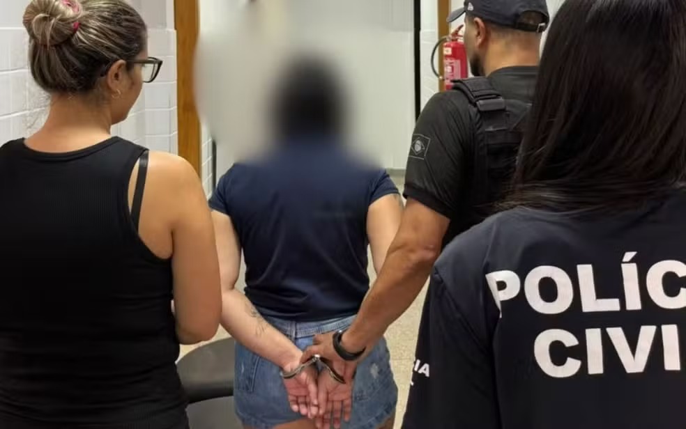 Mãe é presa suspeita de dar socos no filho por criança ter tirado foto dela dormindo — Foto: Reprodução/Polícia Civil