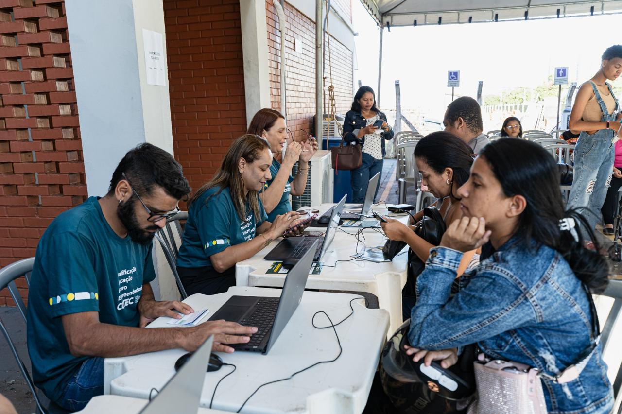 Feirão oferece mais de 10 mil vagas de emprego com salários de até R$ 5 mil em Goiás