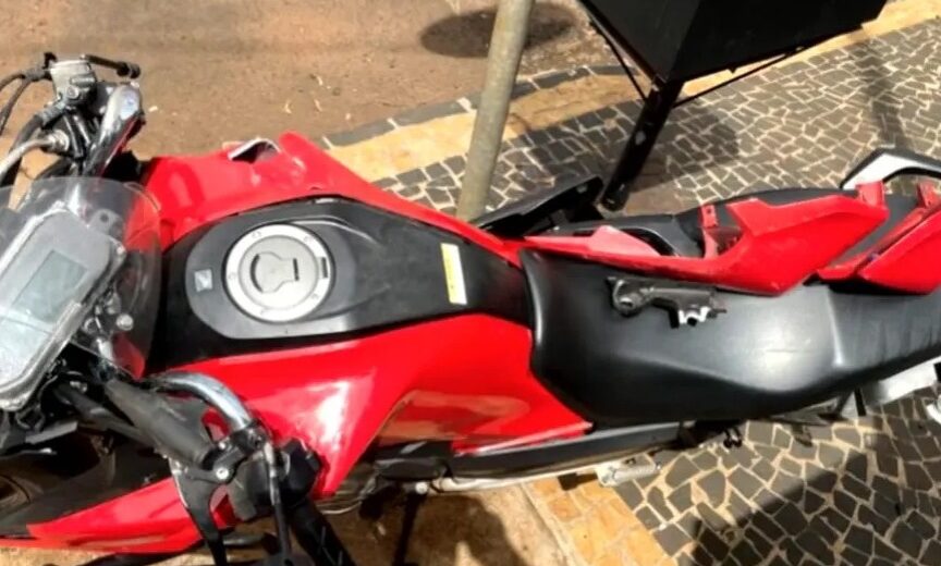 Motorista sem CNH persegue e atropela motociclista de propósito