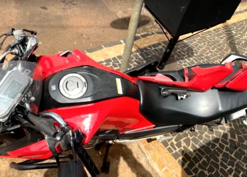 Motorista sem CNH persegue e atropela motociclista de propósito