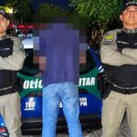Duas pessoas são presas por maus-tratos a cão em estado de debilidade