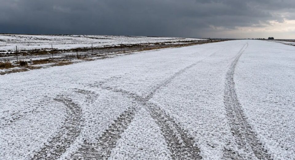 Granizo cobre estradas e lavouras em Goiás e cria paisagem semelhante à neve