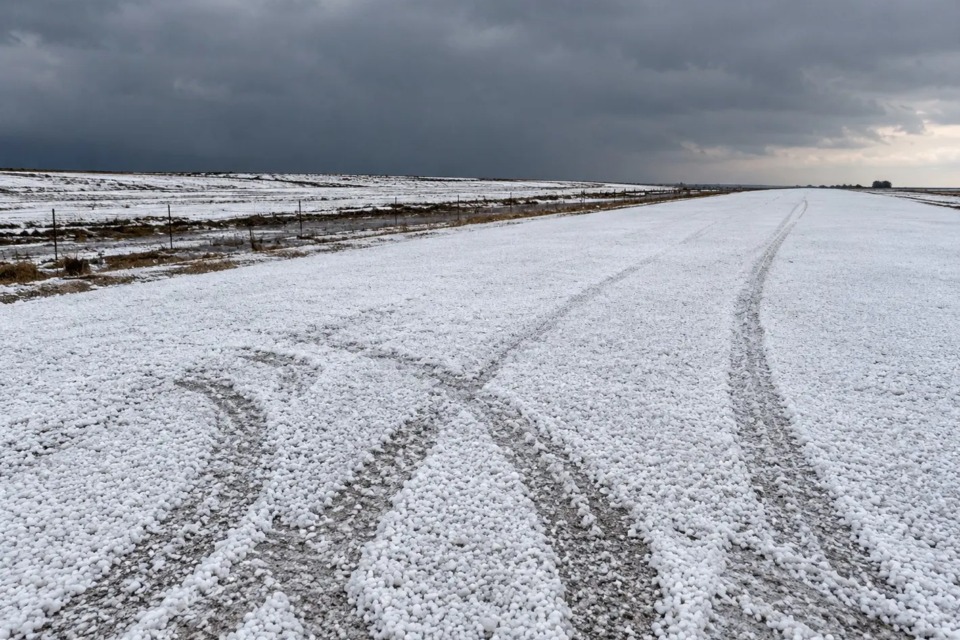Granizo cobre estradas e lavouras em Goiás e cria paisagem semelhante à neve
