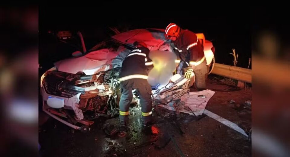 Carro e caminhonete bateram na BR-242 — Foto: Divulgação/Corpo de Bombeiros