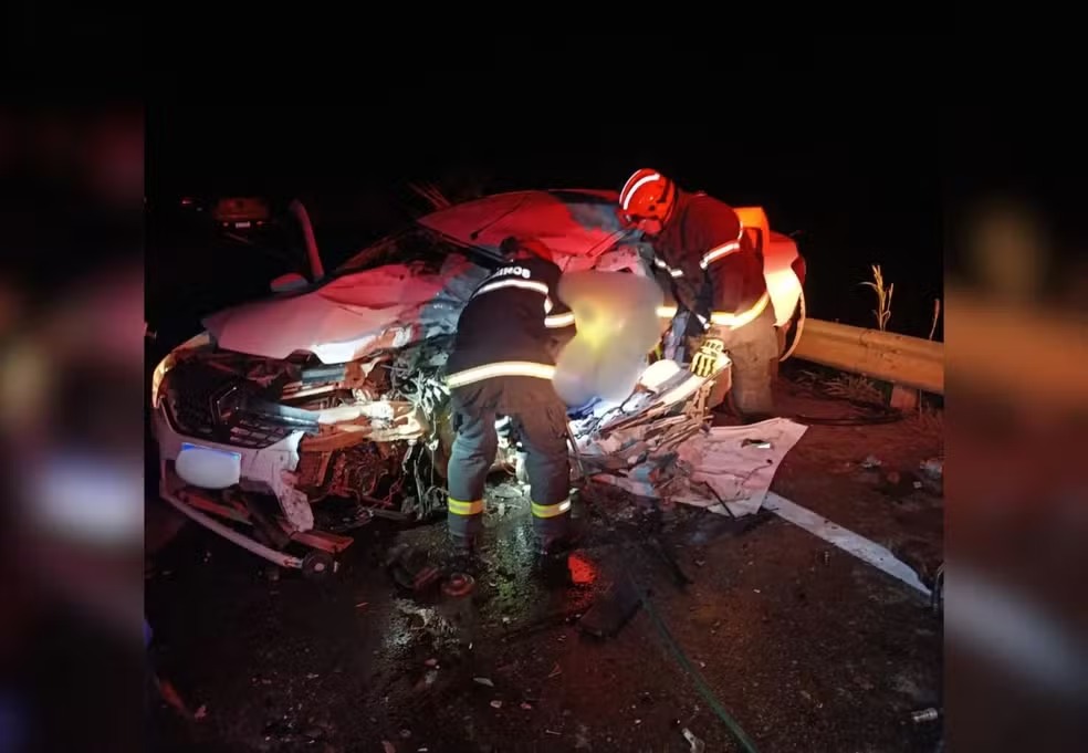 Carro e caminhonete bateram na BR-242 — Foto: Divulgação/Corpo de Bombeiros