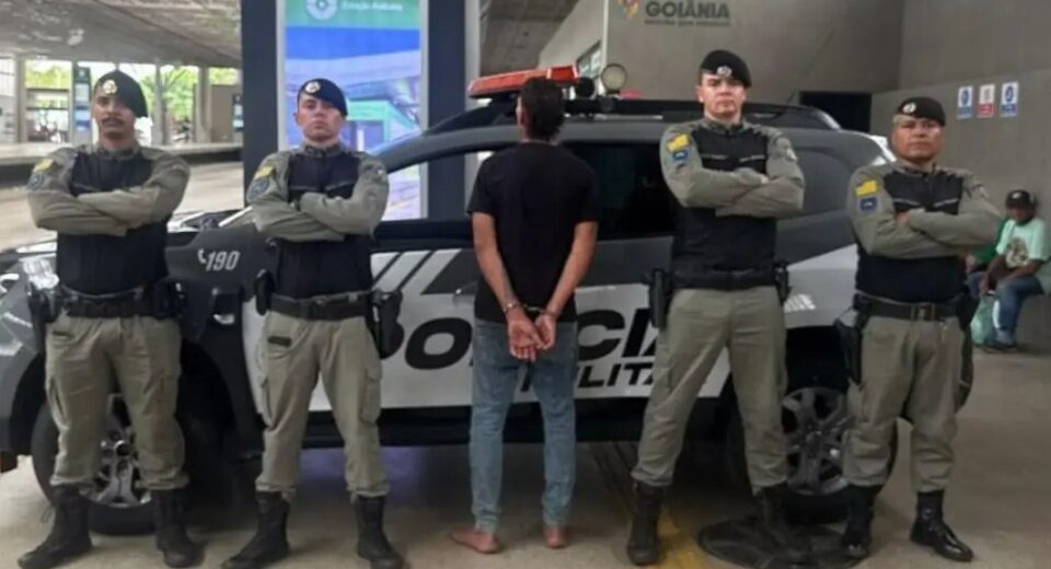 Homem é contido por populares após ferir mulher durante tentativa de roubo em ônibus