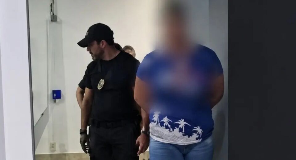 Funcionária é presa suspeita de desviar R$ 1,48 milhão de empresa Uma funcionária do setor financeiro de uma empresa de aluguel de gruas para construtoras foi presa preventivamente, suspeita de desviar cerca de R$ 1,48 milhão da empregadora, em Goiânia. O marido e o irmão dela também foram presos na quinta-feira (29). De acordo com a Polícia Civil, a mulher teria criado duas empresas de factoring, uma em nome do marido e outra no nome do irmão, para simular operações financeiras e desviar os valores. Ela também teria adulterado extratos bancários para fazer parecer que as empresas tinham valores a receber da empregadora. A fraude foi descoberta após uma investigação interna da empresa, que procurou a polícia. Segundo a delegada Renata Vieira, do 15º Distrito Policial, a funcionária admitiu o crime e afirmou que utilizou parte do dinheiro em jogos de azar, além de comprar uma casa e custear uma viagem da família ao Chile. Ainda conforme a investigação, o marido e o irmão alegaram que desconheciam a origem ilícita dos recursos. Eles disseram que a mulher havia informado ter ganhado dinheiro no chamado "jogo do tigrinho" e que as empresas seriam utilizadas para antecipar pagamentos. A Justiça autorizou mandados de busca e apreensão, além do acesso aos dados bancários dos investigados. Um veículo utilizado pela funcionária foi apreendido. Os três são investigados por suspeita de estelionato, falsificação de documento particular, lavagem de dinheiro e organização criminosa. As identidades não foram divulgadas.