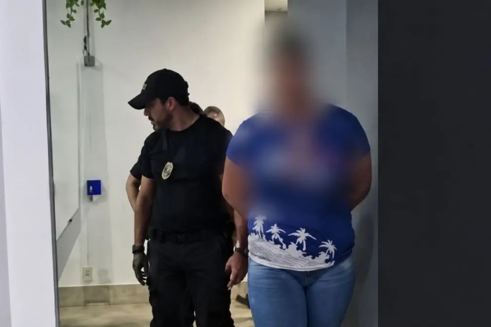 Funcionária é presa suspeita de desviar R$ 1,48 milhão de empresa Uma funcionária do setor financeiro de uma empresa de aluguel de gruas para construtoras foi presa preventivamente, suspeita de desviar cerca de R$ 1,48 milhão da empregadora, em Goiânia. O marido e o irmão dela também foram presos na quinta-feira (29). De acordo com a Polícia Civil, a mulher teria criado duas empresas de factoring, uma em nome do marido e outra no nome do irmão, para simular operações financeiras e desviar os valores. Ela também teria adulterado extratos bancários para fazer parecer que as empresas tinham valores a receber da empregadora. A fraude foi descoberta após uma investigação interna da empresa, que procurou a polícia. Segundo a delegada Renata Vieira, do 15º Distrito Policial, a funcionária admitiu o crime e afirmou que utilizou parte do dinheiro em jogos de azar, além de comprar uma casa e custear uma viagem da família ao Chile. Ainda conforme a investigação, o marido e o irmão alegaram que desconheciam a origem ilícita dos recursos. Eles disseram que a mulher havia informado ter ganhado dinheiro no chamado "jogo do tigrinho" e que as empresas seriam utilizadas para antecipar pagamentos. A Justiça autorizou mandados de busca e apreensão, além do acesso aos dados bancários dos investigados. Um veículo utilizado pela funcionária foi apreendido. Os três são investigados por suspeita de estelionato, falsificação de documento particular, lavagem de dinheiro e organização criminosa. As identidades não foram divulgadas.